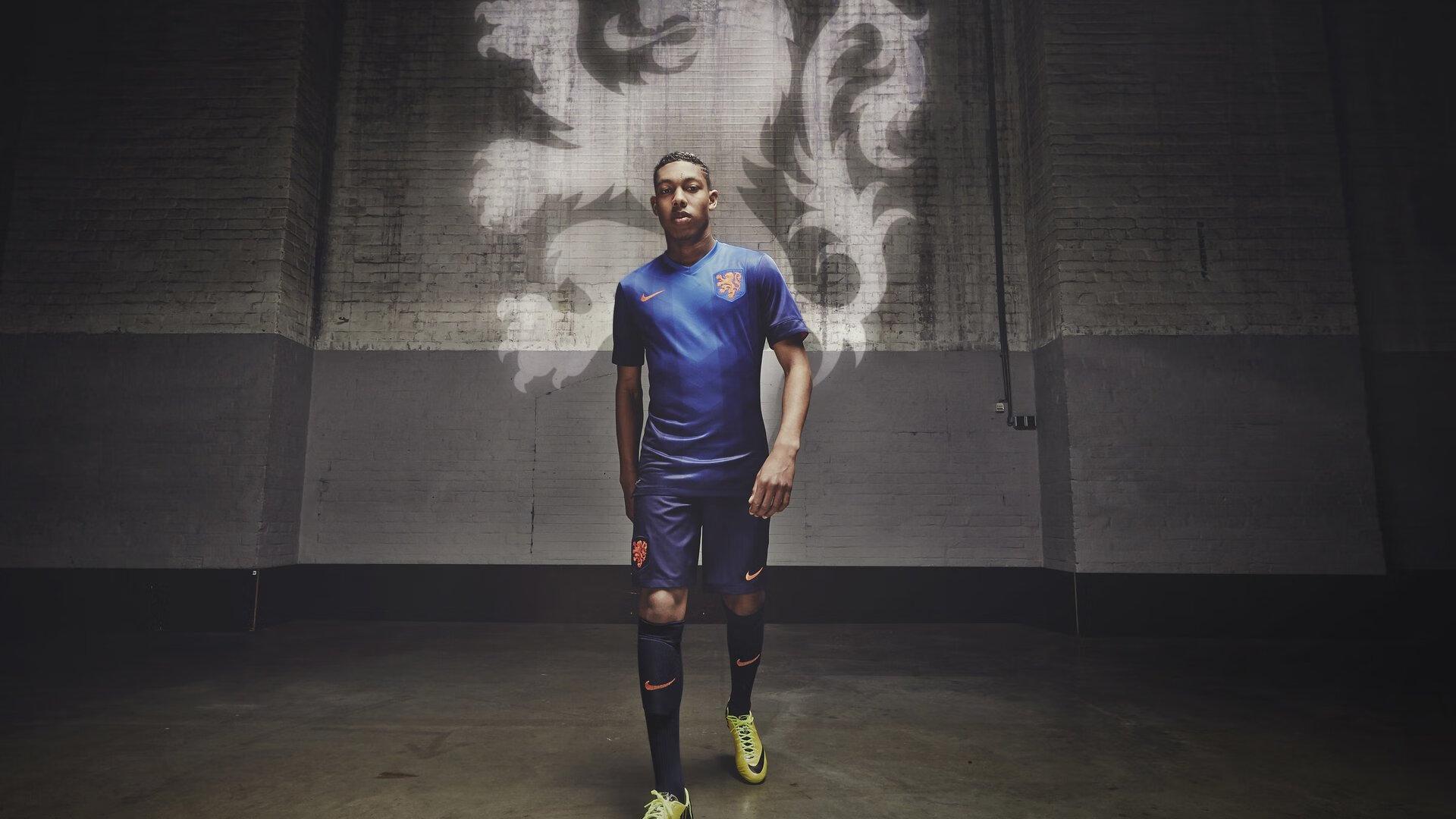 林良锋专栏，法布雷加斯退役，丁丁与德纲的足球情缘与时代遗憾